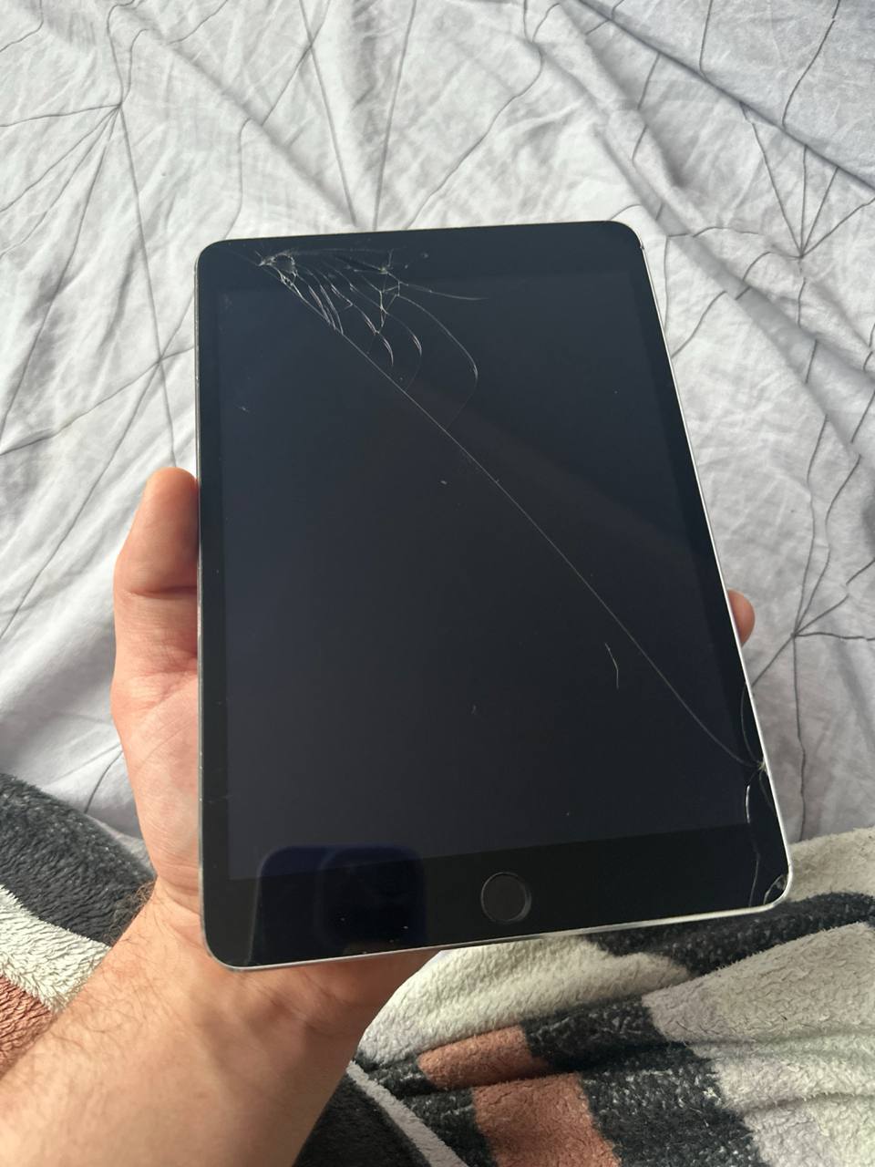 Айпад мини 3 с разбитым экраном - Электроника в Екатеринбург