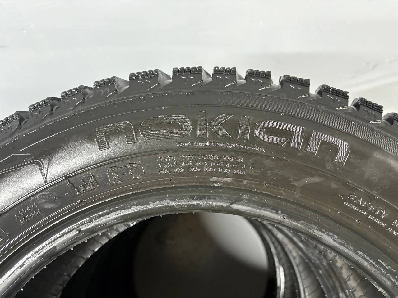 Продам зимние шипованные шины Nordman 5 - частное объявление в Сургут