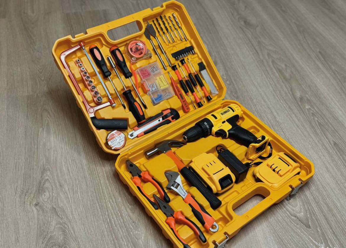 Шуруповерт Девольт с набором инструментов - Для дома и дачи в Калининград