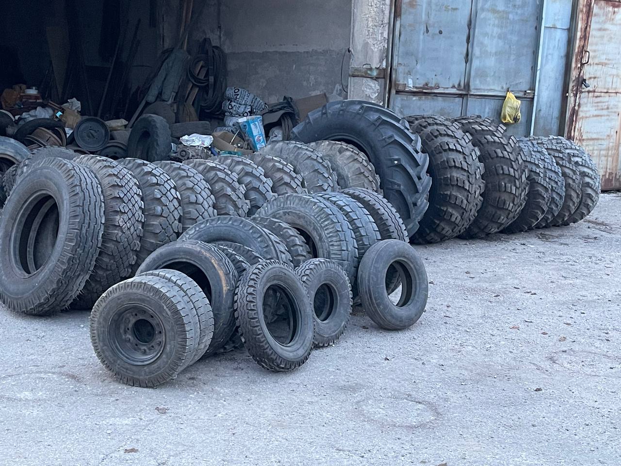 Продажа шин и запчастей для спецтехники - частное объявление в Сургут