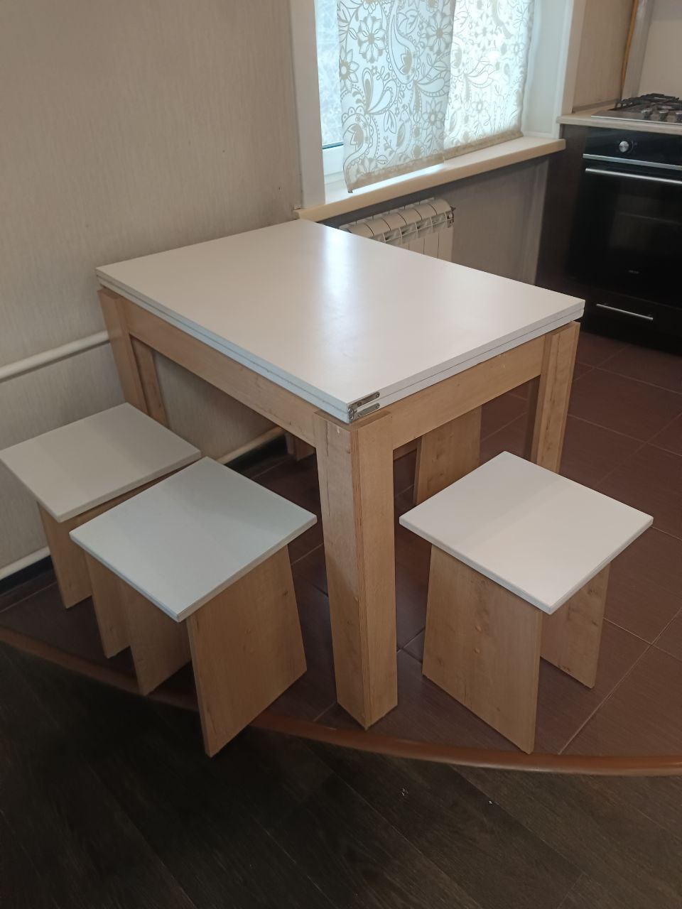 Комплект стол и табуретки - частное объявление в Бийск