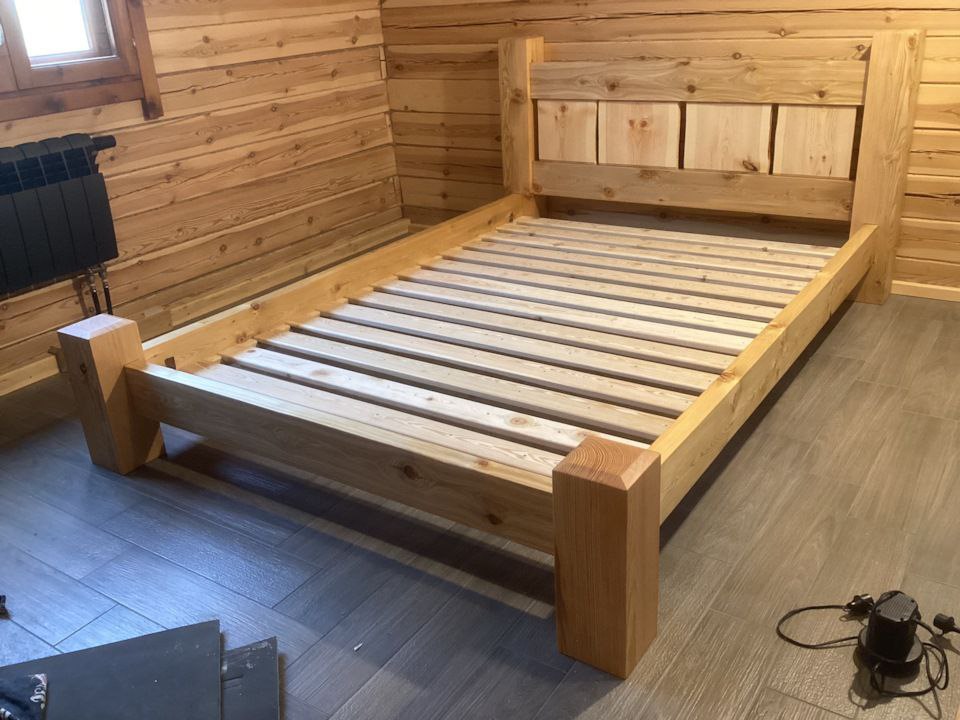 Кровать с большим изголовьем из массива лиственницы - Для дома и дачи в Хабаровск