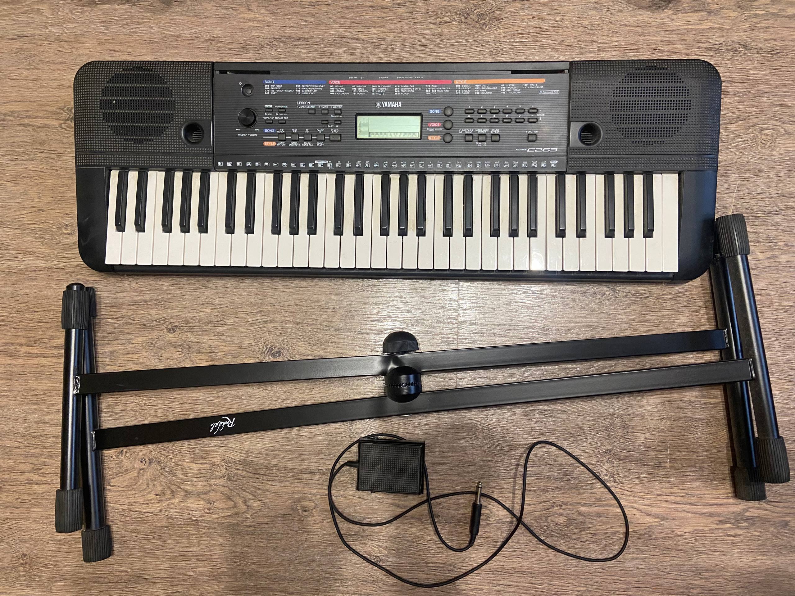 Продажа синтезатора Yamaha e263 - Хобби и отдых в Москва
