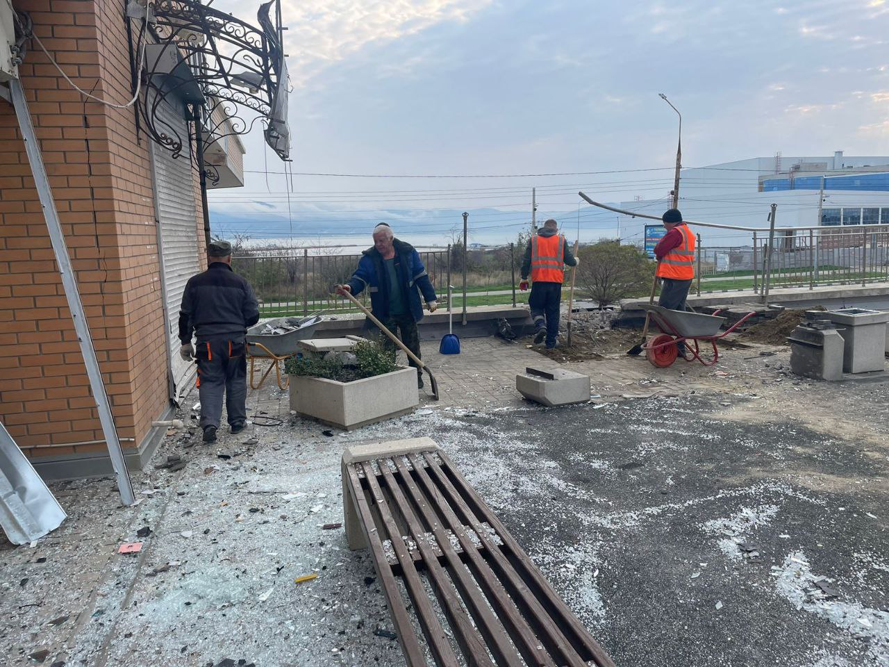 Уборка дворовой территории после атаки БПЛА - Услуги в Новороссийск - фото 3