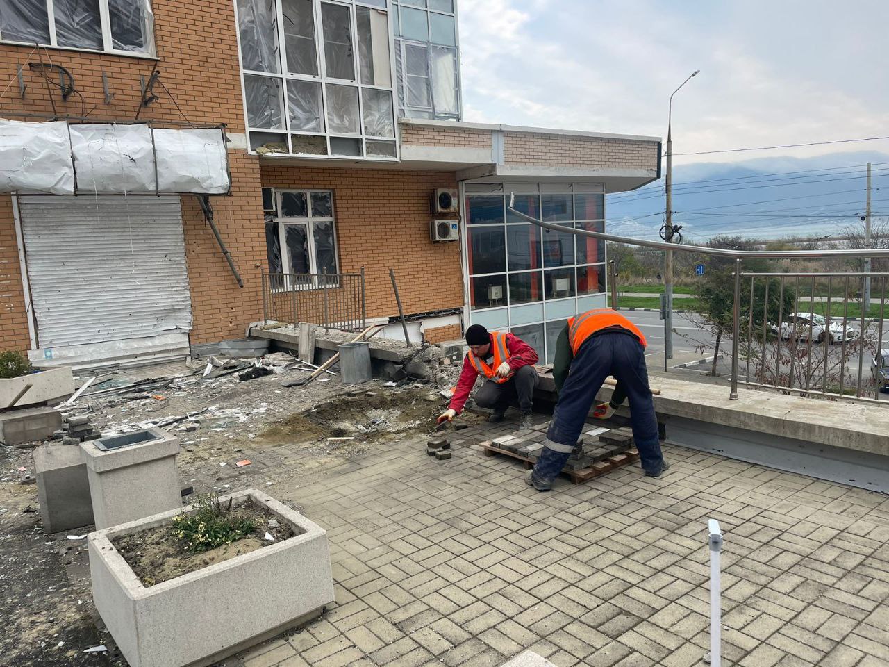 Уборка дворовой территории после атаки БПЛА - Услуги в Новороссийск - фото 4