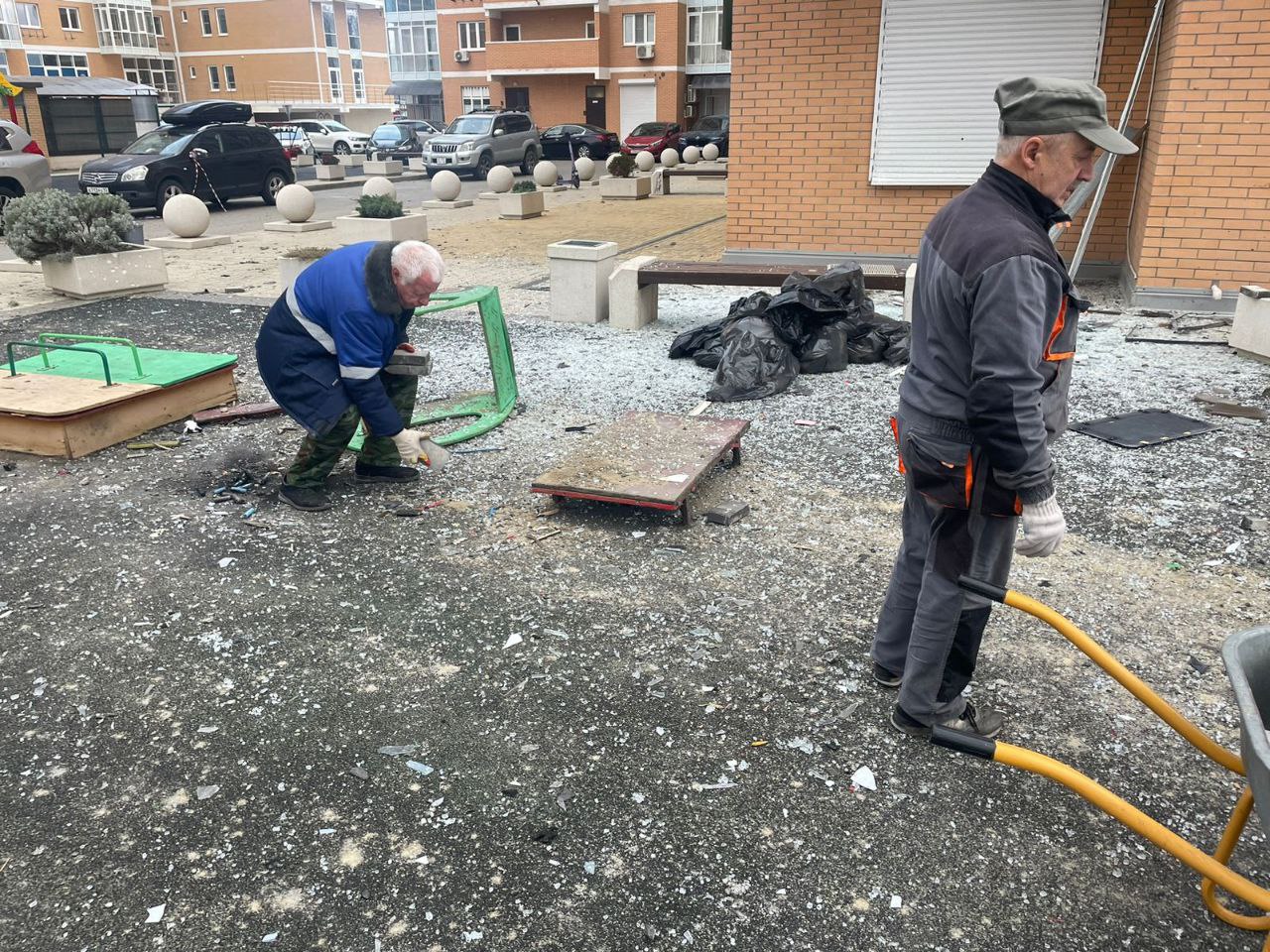 Уборка дворовой территории после атаки БПЛА - Услуги в Новороссийск - фото 5