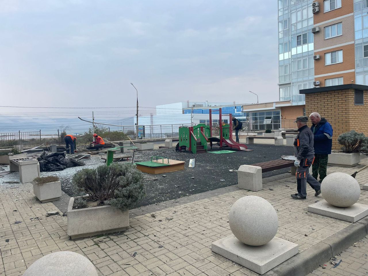 Уборка дворовой территории после атаки БПЛА - Услуги в Новороссийск - фото 6