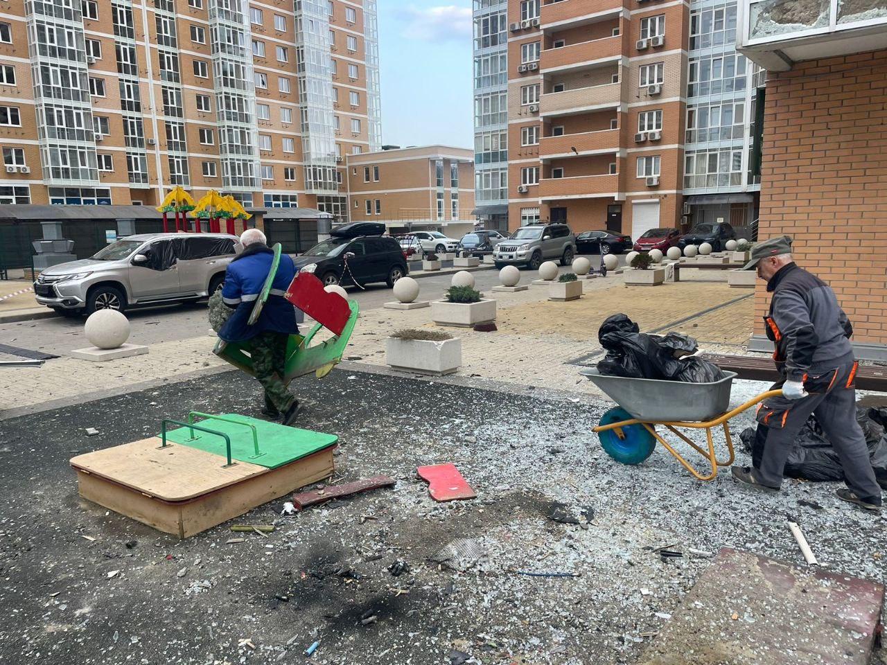 Уборка дворовой территории после атаки БПЛА - Услуги в Новороссийск - фото 7