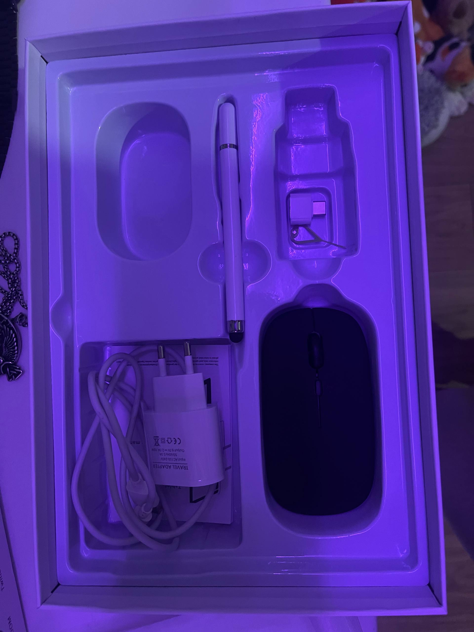 Продаю планшет с комплектом аксессуаров - Электроника в Калининград