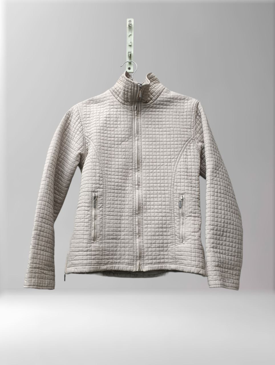 Легкая женская стеганая куртка укороченная размер 42 - Одежда в Барнаул