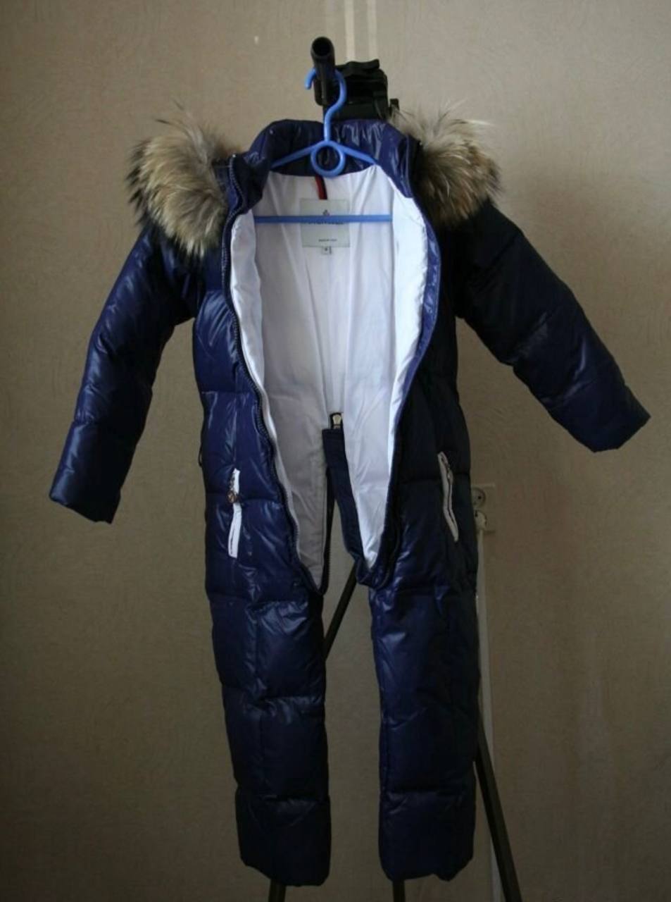 Зимний пуховый комбинезон с мехом енота - Товары для детей в Люберцы - фото 2