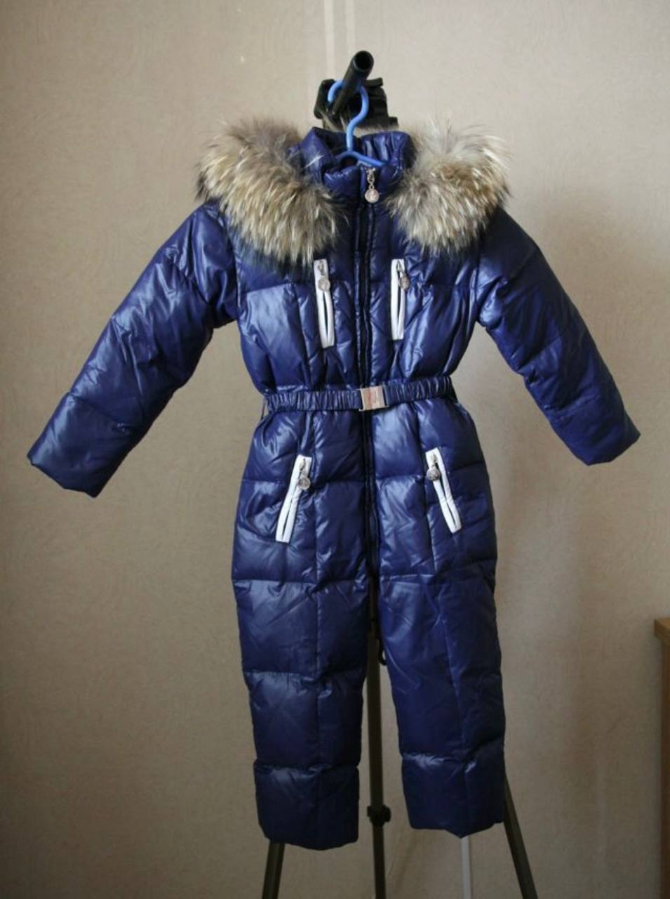 Зимний пуховый комбинезон с мехом енота - Товары для детей в Люберцы - фото 4