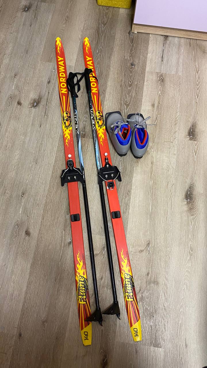 Лыжи детские 140 с палками и ботинками - частное объявление в Томск