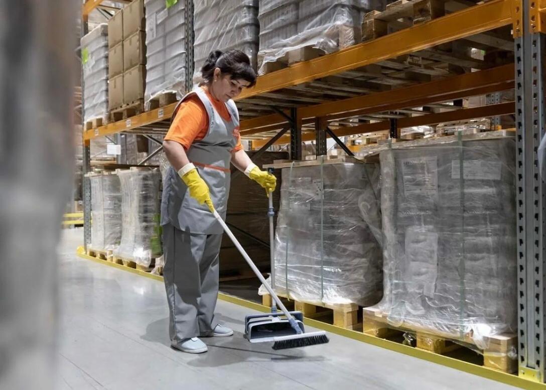 СРОЧНО требуется уборщица на склад автошин - частное объявление в Омск