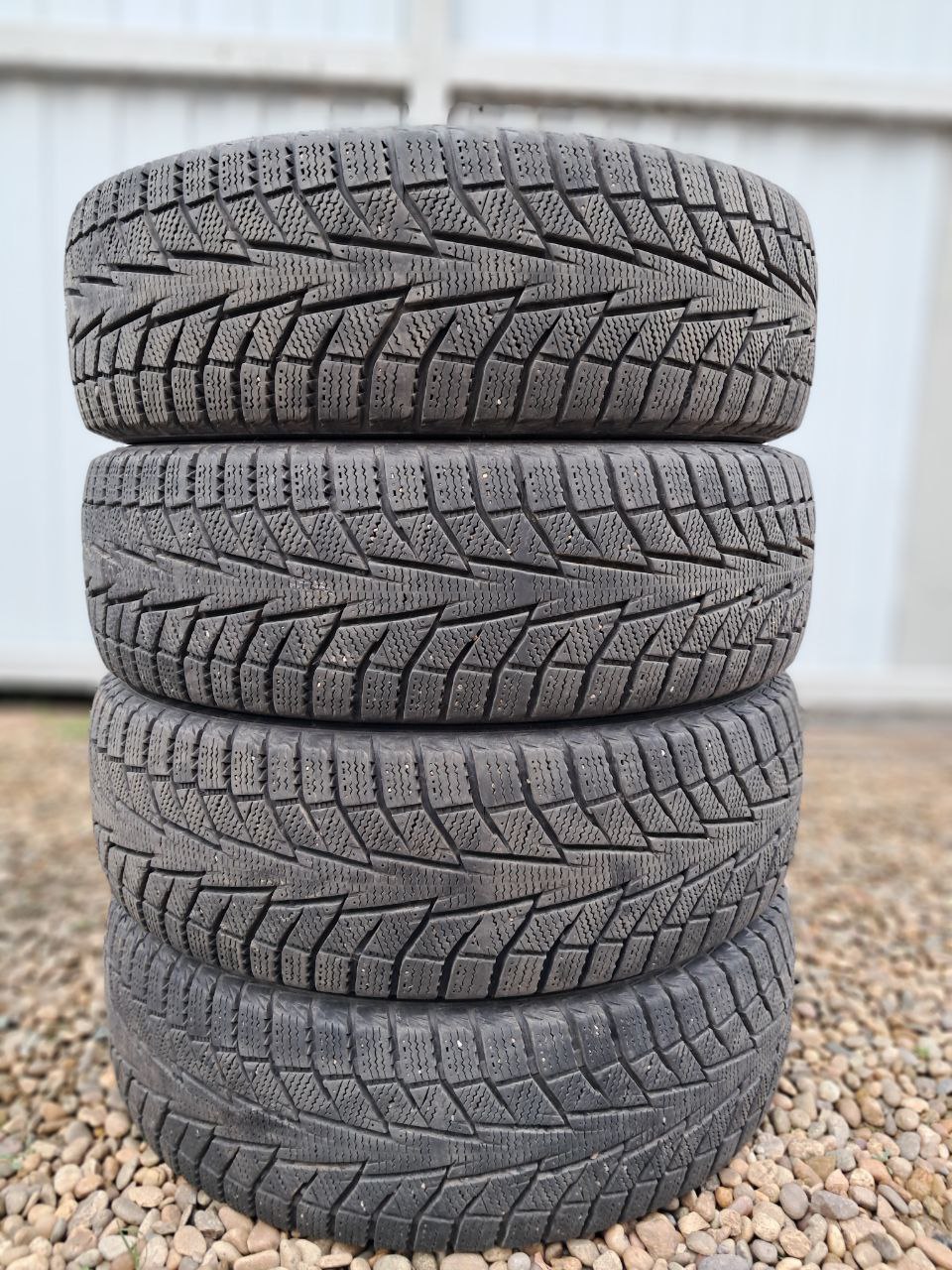 Продам комплект зимних шин R14 Hankook - частное объявление в Армавир - Новокубанск