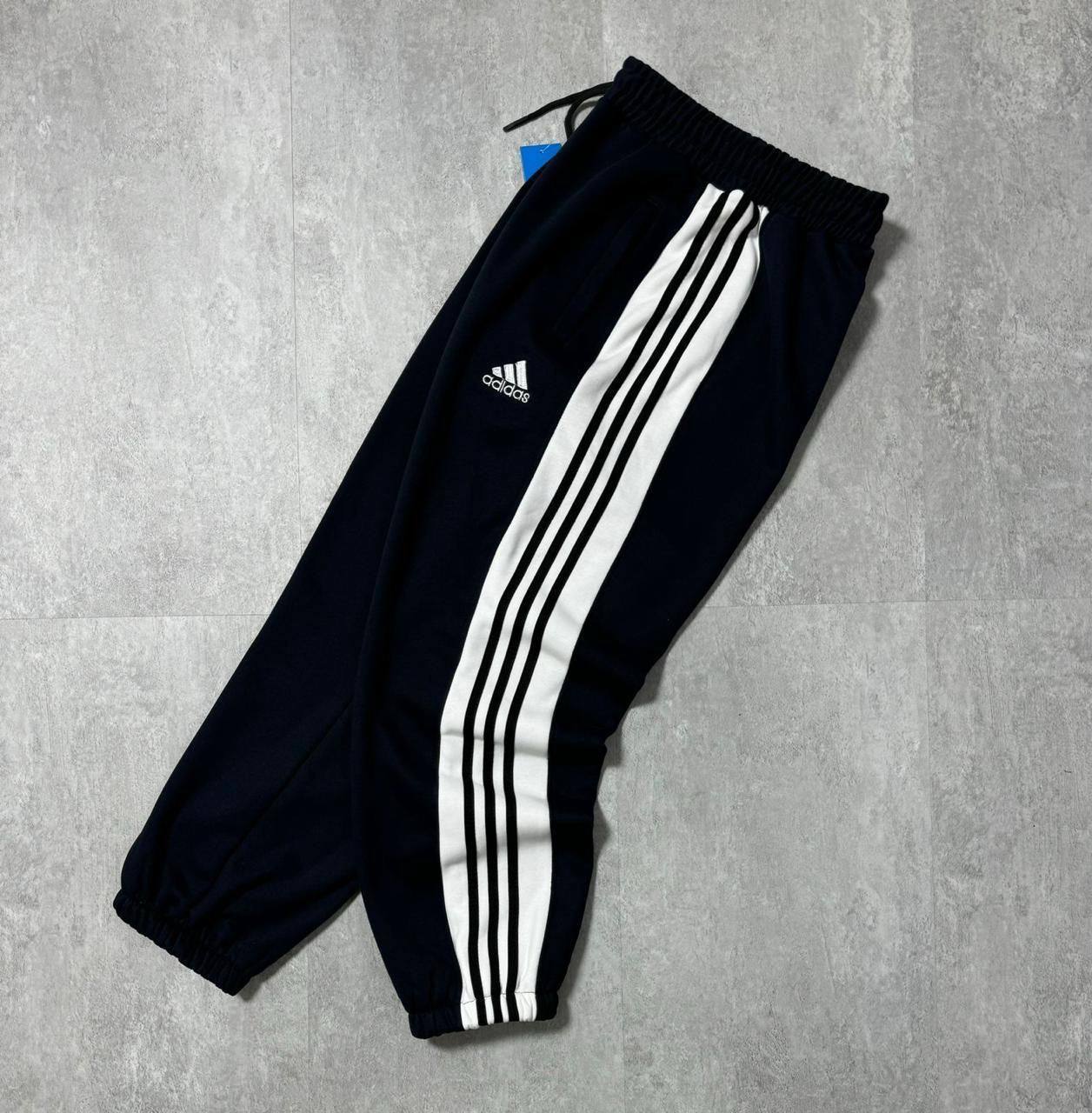 Оригинальные Adidas штаны черные с белыми полосами - Одежда в Москва