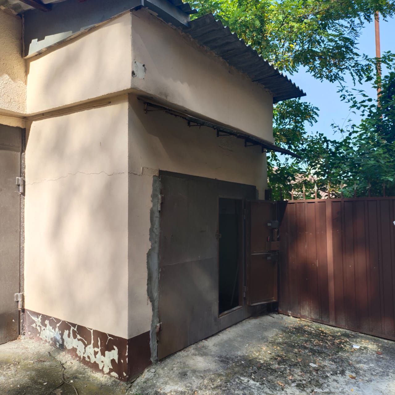 Продаётся гараж 37кв с землёй в собственности - Недвижимость в Сочи