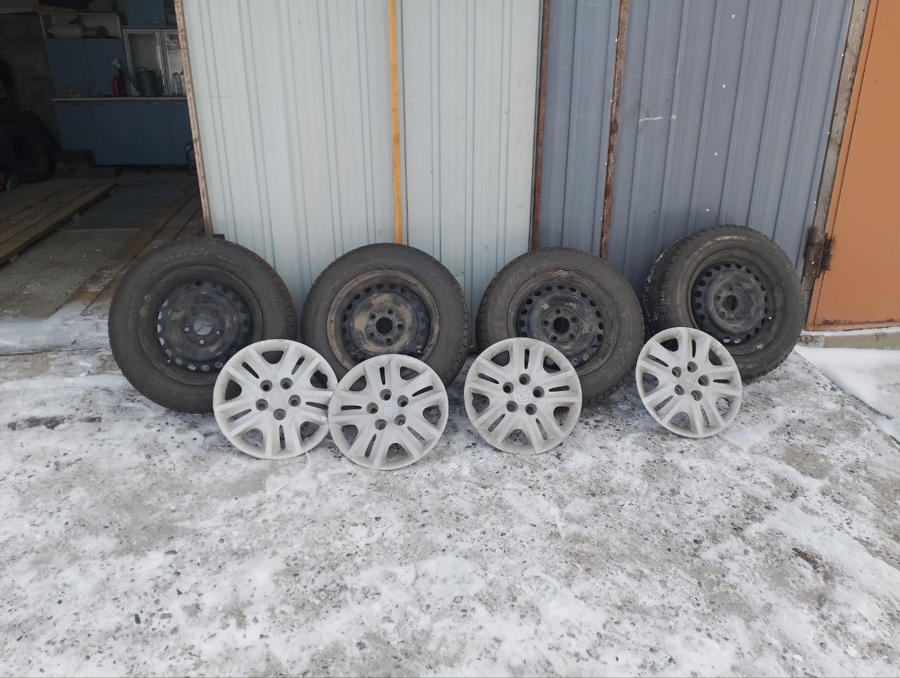 Зимние шины с колпаками для Honda Stream - Авто в Чита - фото 2