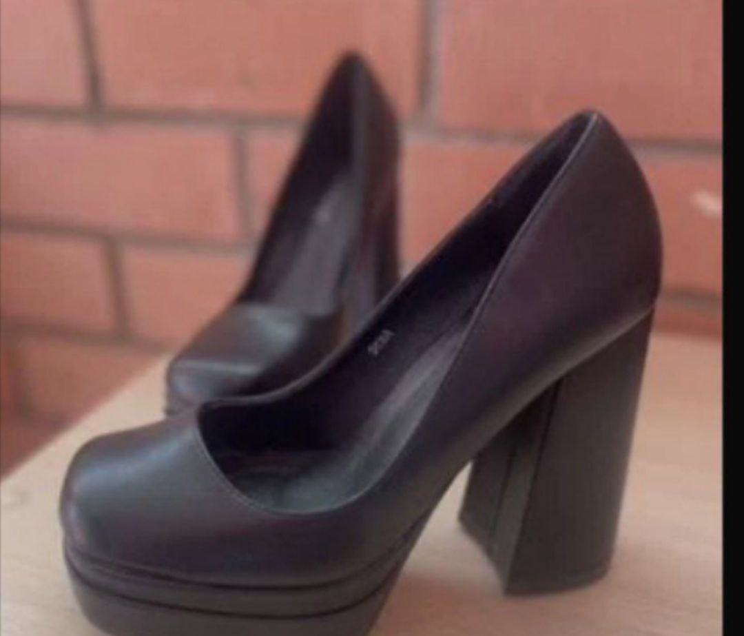 Продам туфли 37 размера новые - Одежда в Москва