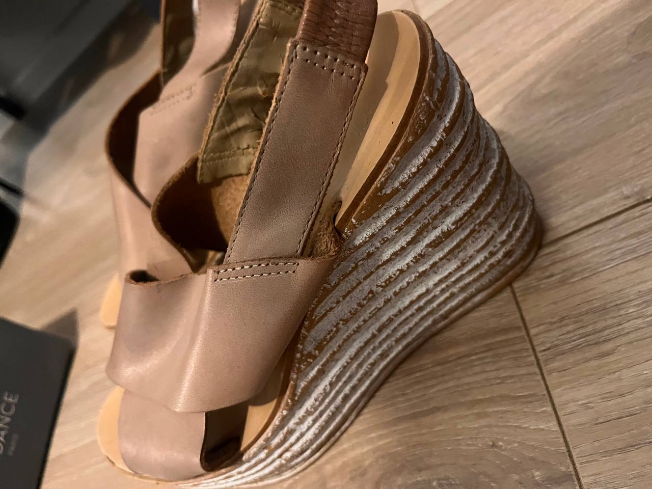 Босоножки на танкетке - Одежда в Москва