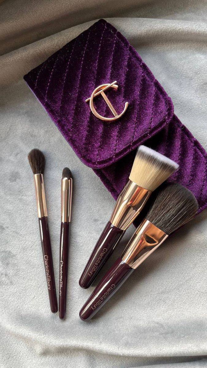 Базовые кисти для макияжа с чехлом Charlotte Tilbury - Красота и здоровье в Москва