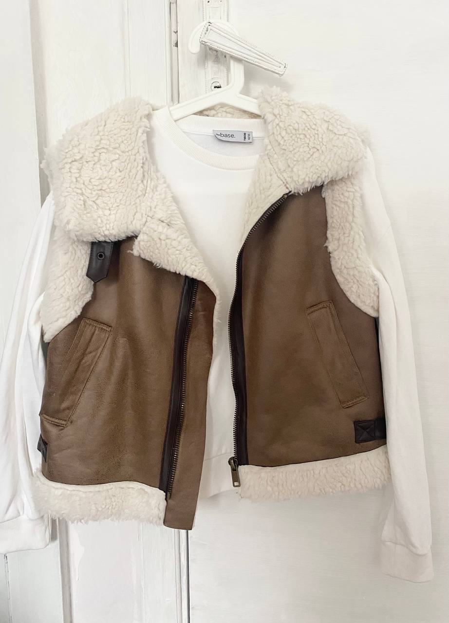 Жилет и свитшот новые - Одежда в Москва