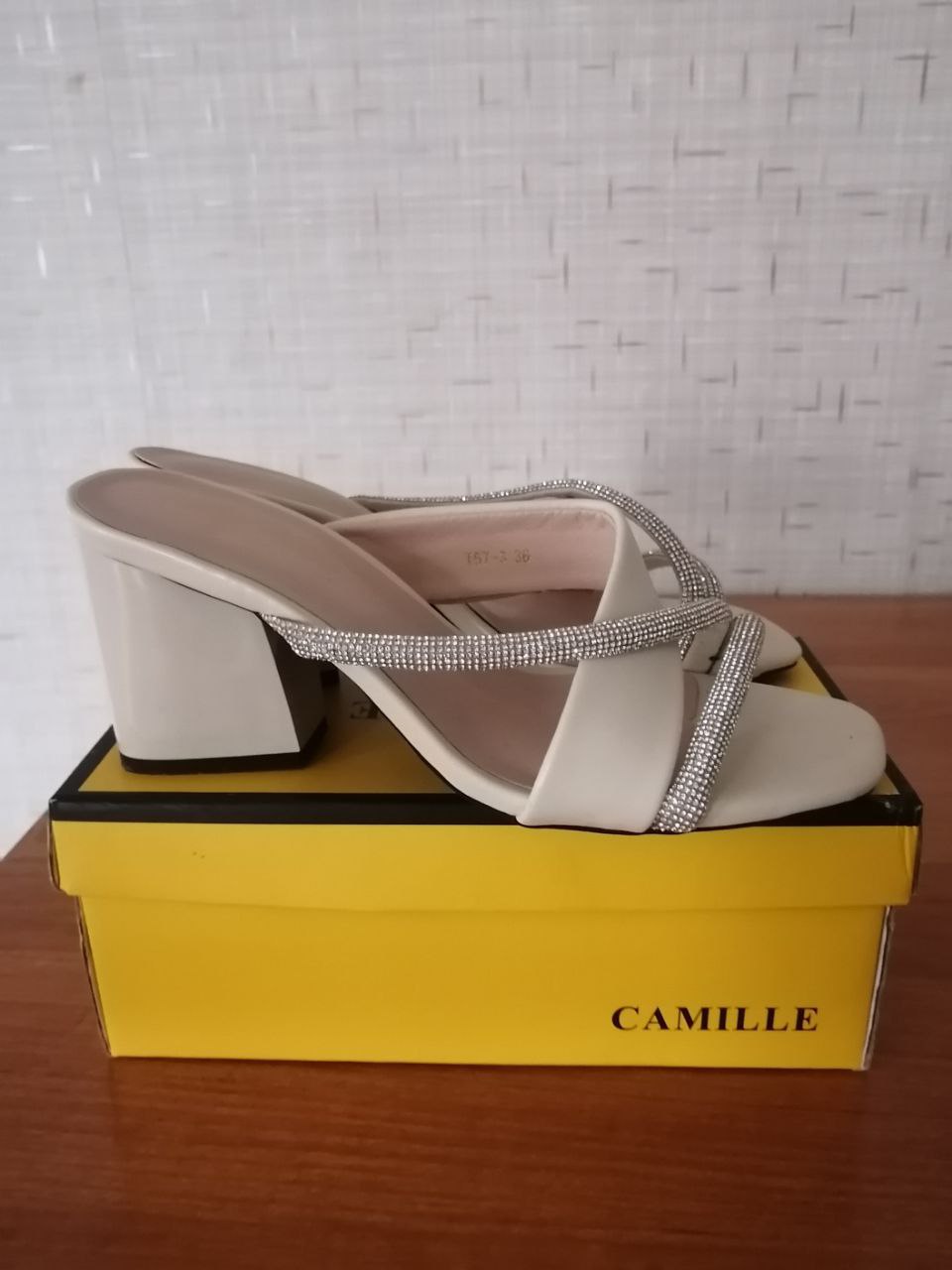 Новые босоножки с стразами - Одежда в Оренбург