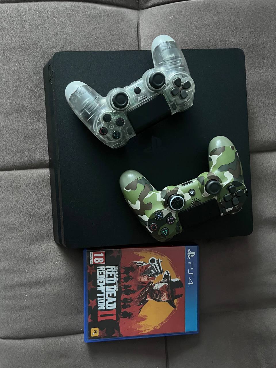 Продам PS4 на 1 ТБ с играми - Электроника в Курган