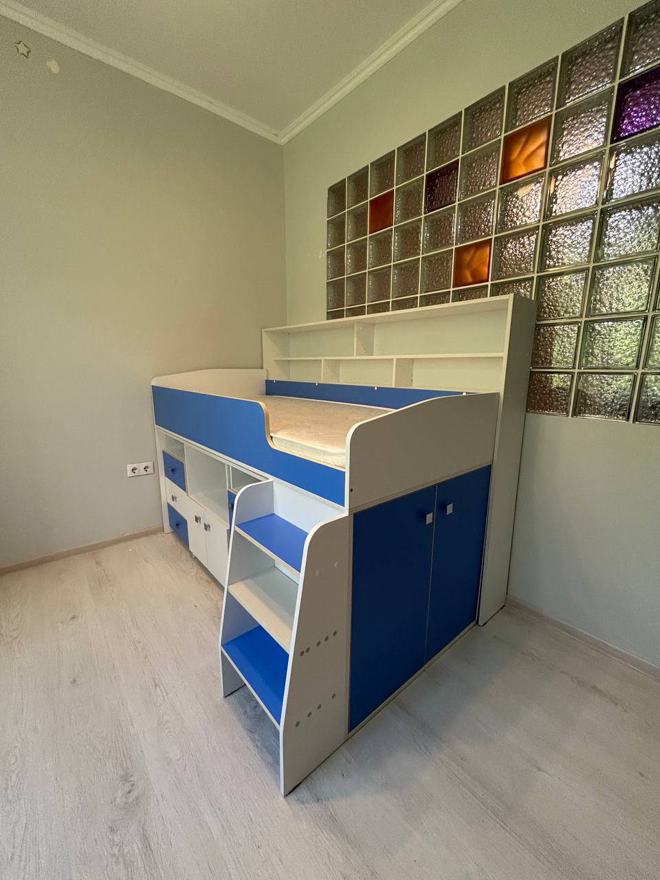 Кроватка чердак с выдвижными столом и тумбой - частное объявление в Сочи