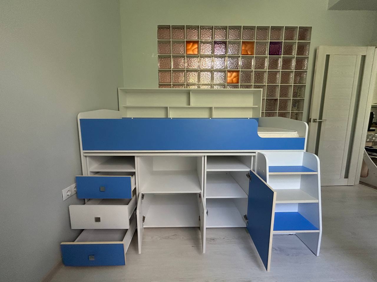 Кроватка чердак с выдвижными столом и тумбой - Для дома и дачи в Сочи - фото 2