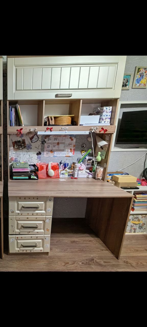 Отдам бесплатно 2 письменных стола для школьника - Для дома и дачи в Нижневартовск
