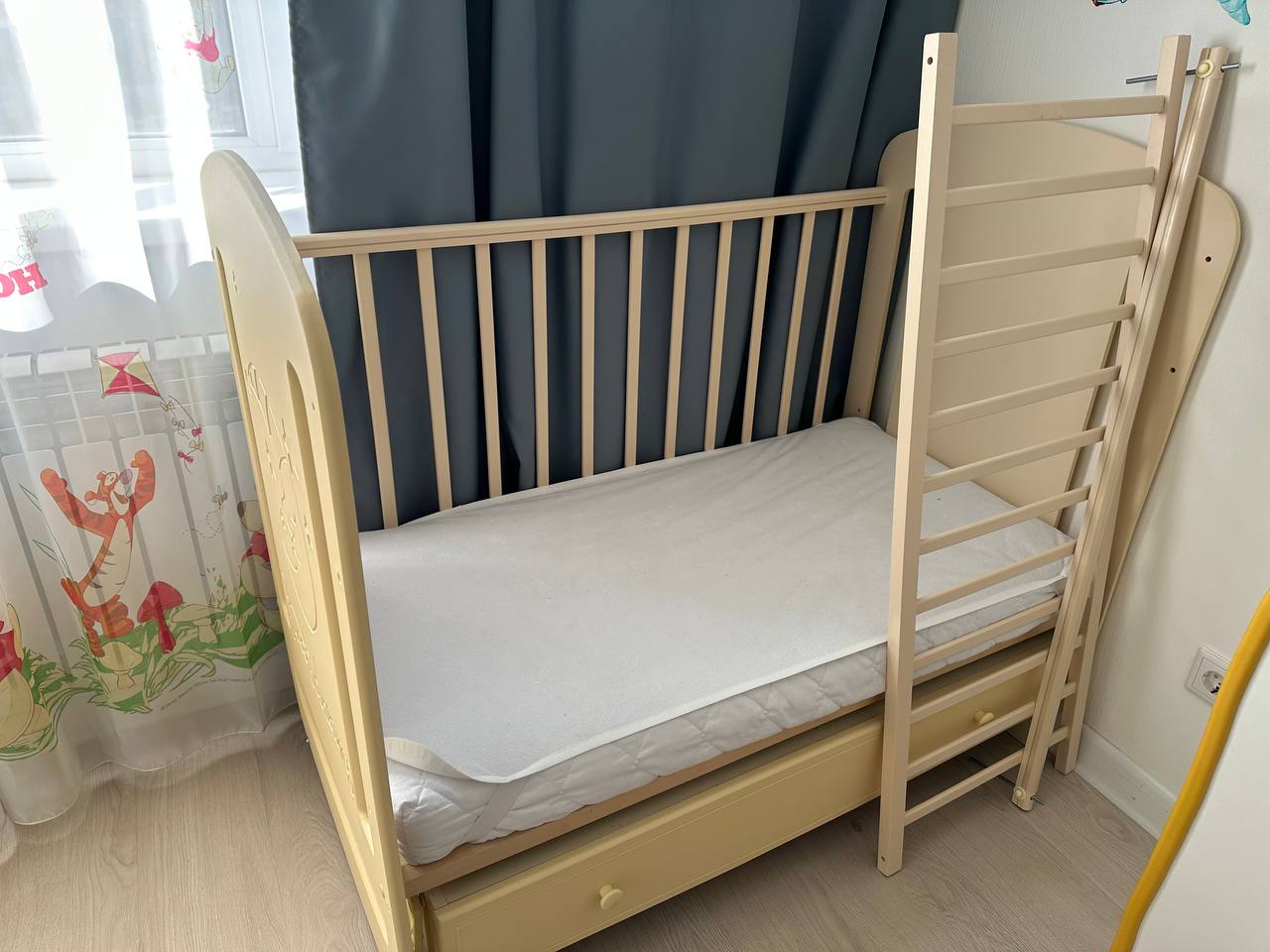 Продам кроватку с маятником и двумя матрасами - частное объявление в Мытищи, Королёв