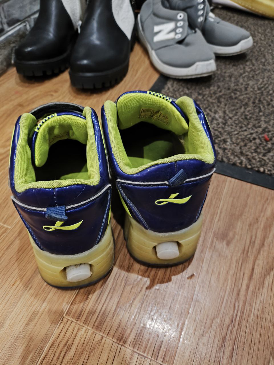 Кроссовки с выдвижными роликами - Одежда в Химки - фото 4