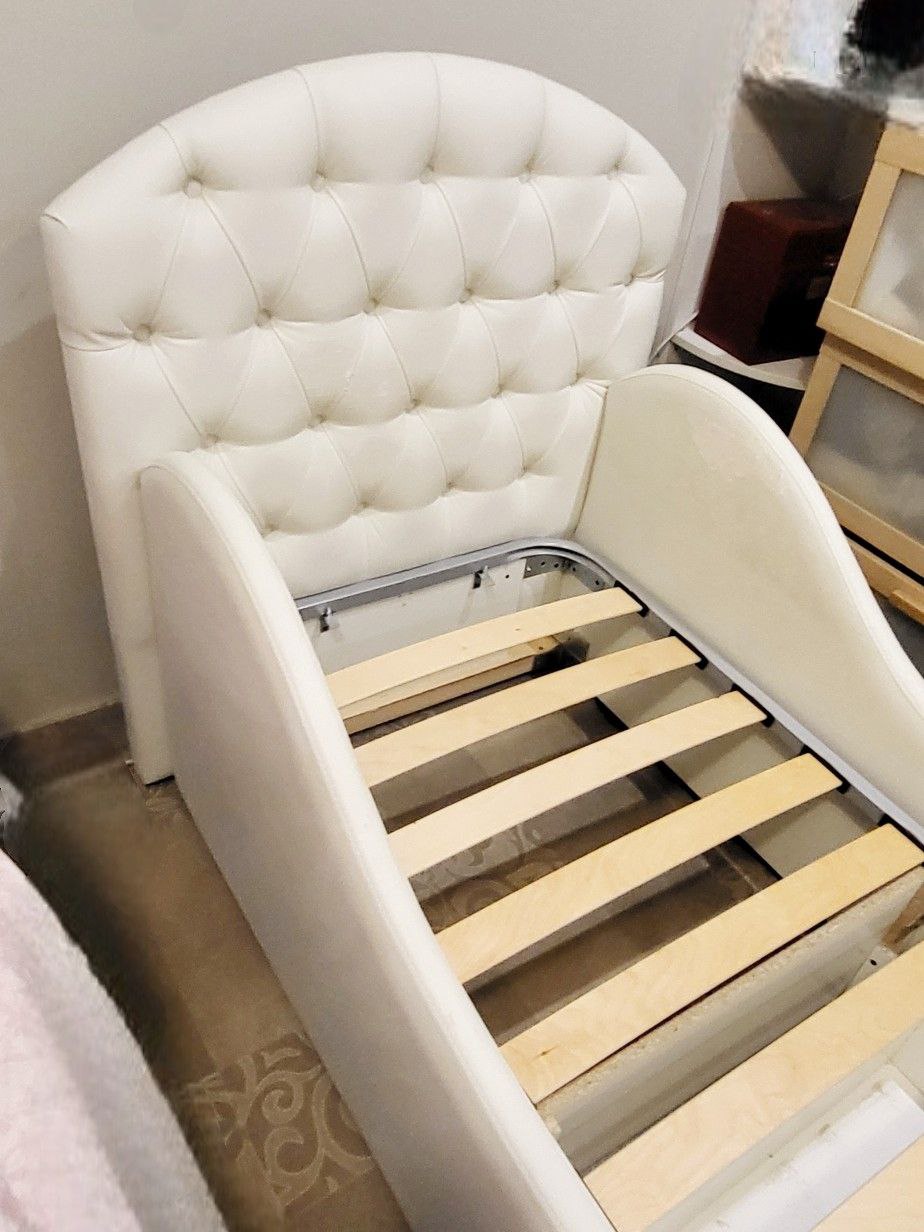 Детская кровать белая из экокожи - Товары для детей в Химки