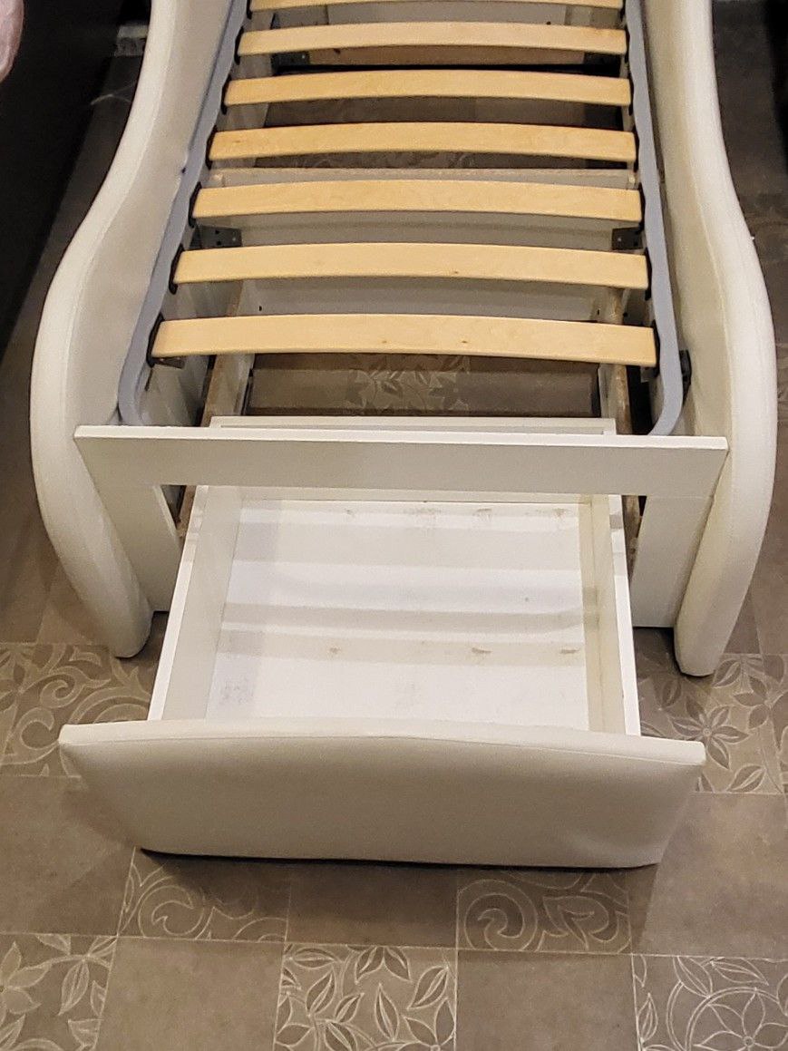 Детская кровать белая из экокожи - Товары для детей в Химки - фото 2