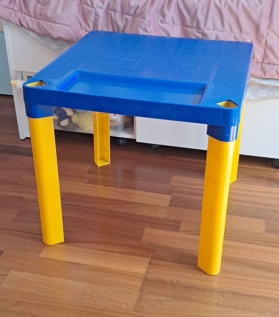 Детский столик с углублением для карандашей - частное объявление в Химки