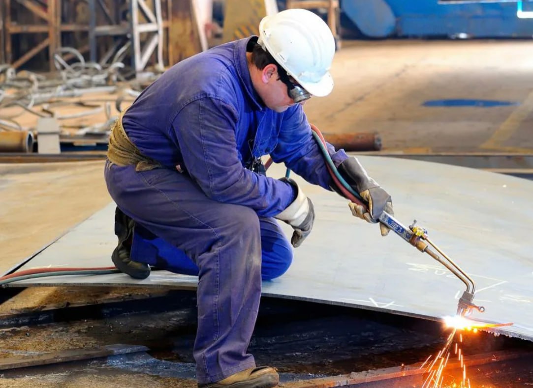 СРОЧНО ТРЕБУЕТСЯ ГАЗОРЕЗЧИК - Работа в Омск