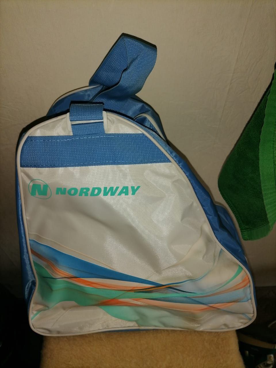 Продаются фигурные женские коньки - Хобби и отдых в Владивосток