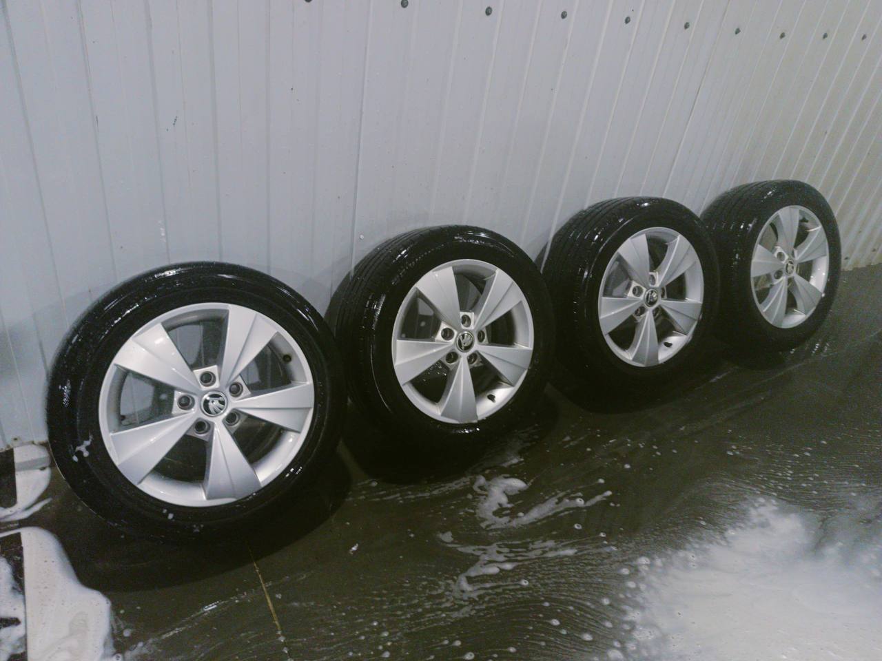 Диски оригинал Skoda с летней резиной Hankook - Авто в Кемерово - фото 4