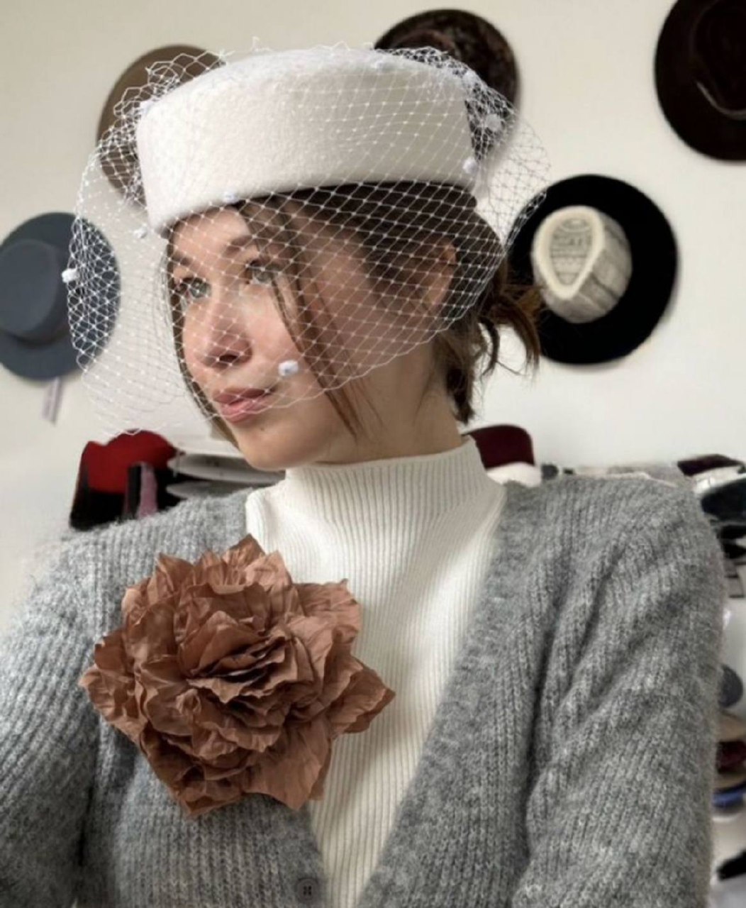 Шляпа-таблетка с вуалью ручной работы - Одежда в Красноярск - фото 3