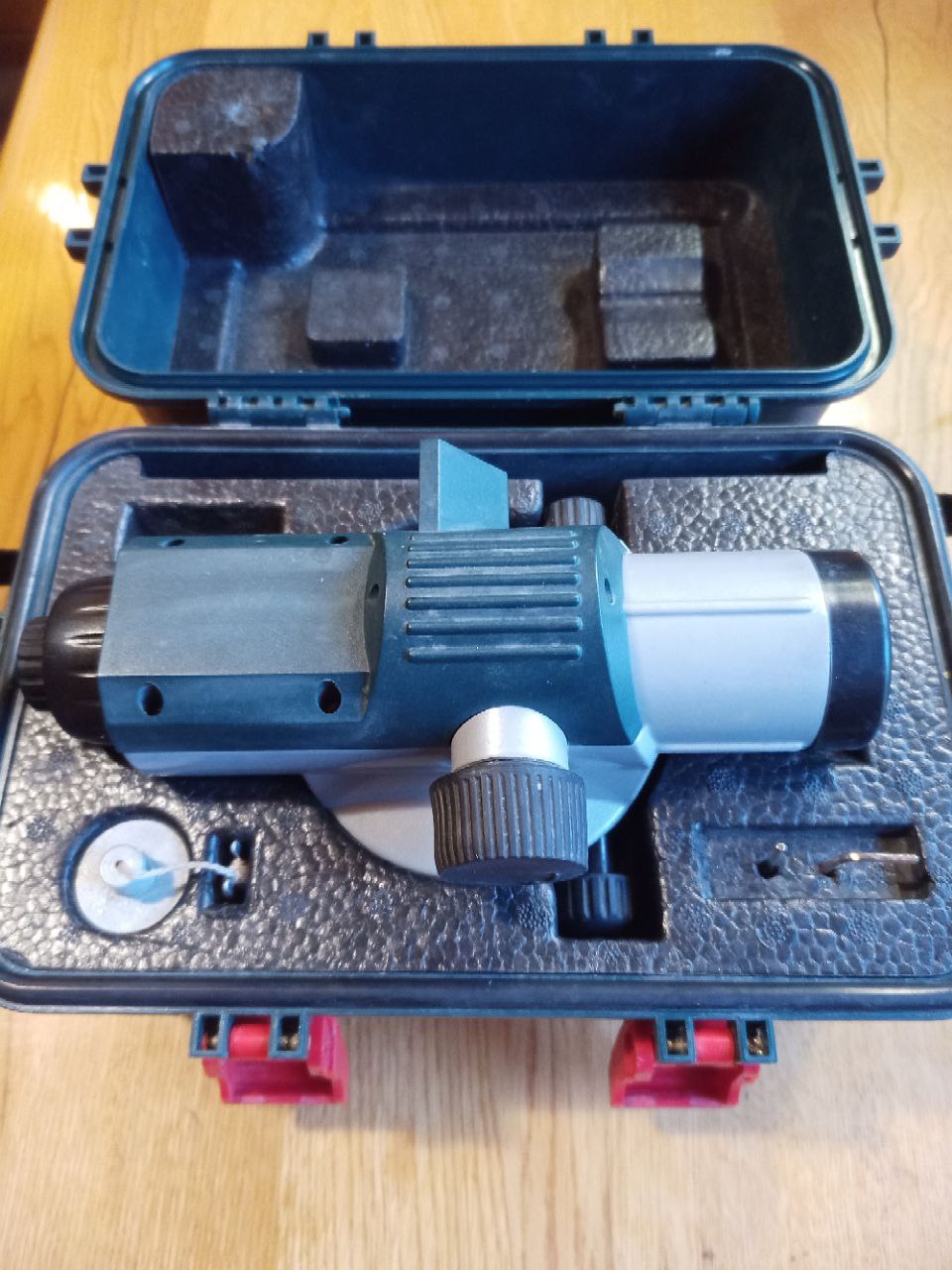 Продам оптический нивелир Bosch GOL 26 D - частное объявление в Кировский район