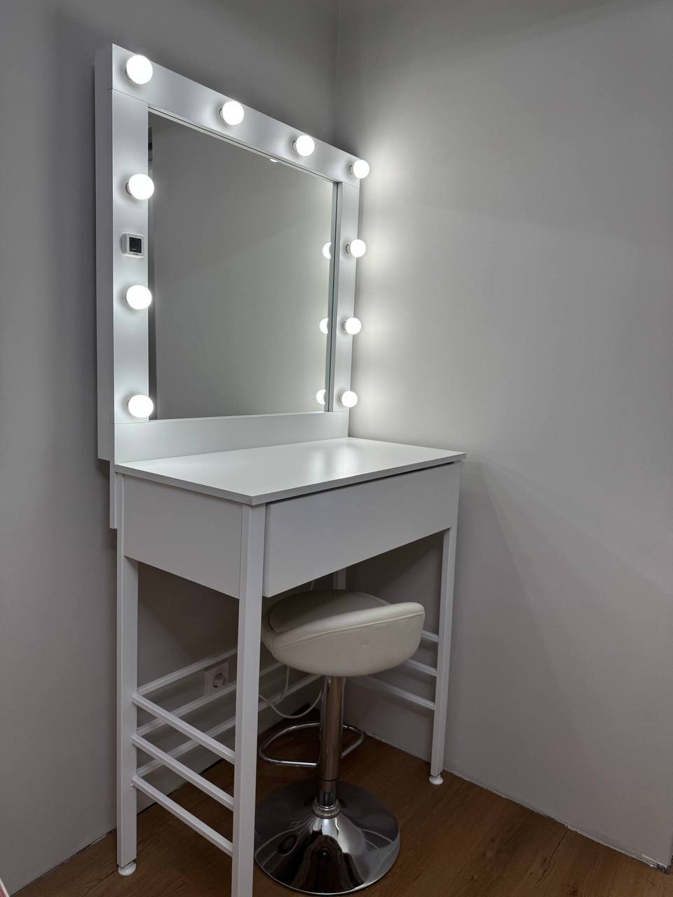 Макияжный столик с подсветкой и стулом - частное объявление в Казань