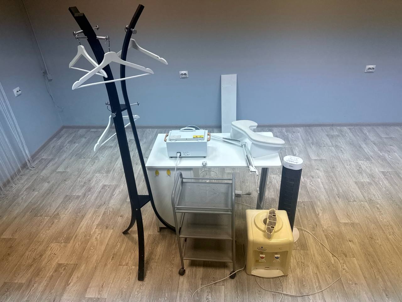 Продам технику и мебель б/у для маникюра и офиса - Одежда в Казань