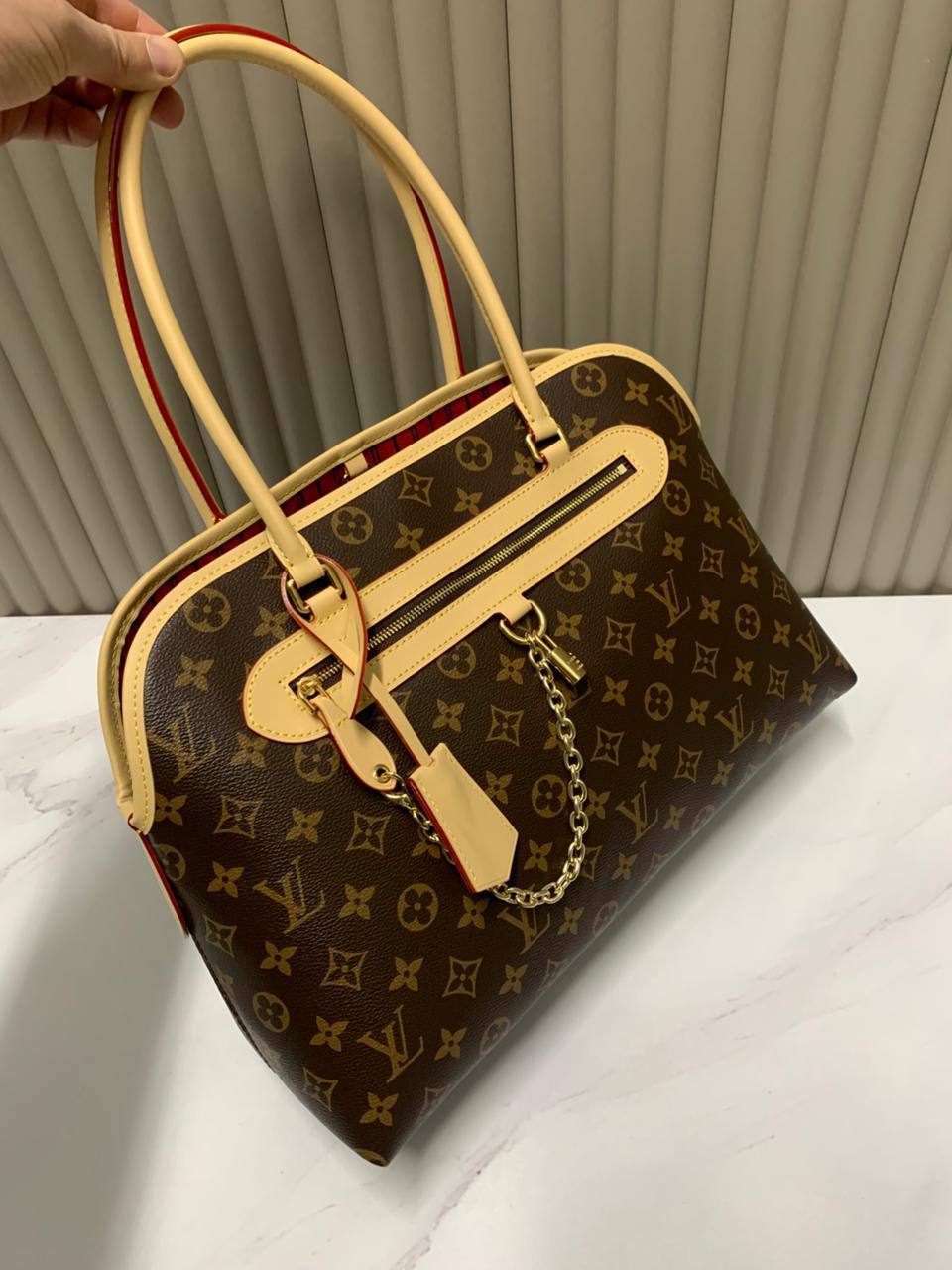 Стильная сумка для уверенных в себе женщин - Одежда в Москва