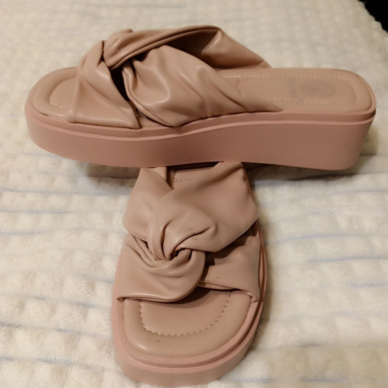 Продам новые туфли 38 размера на узкую ножку - Одежда в Калининград