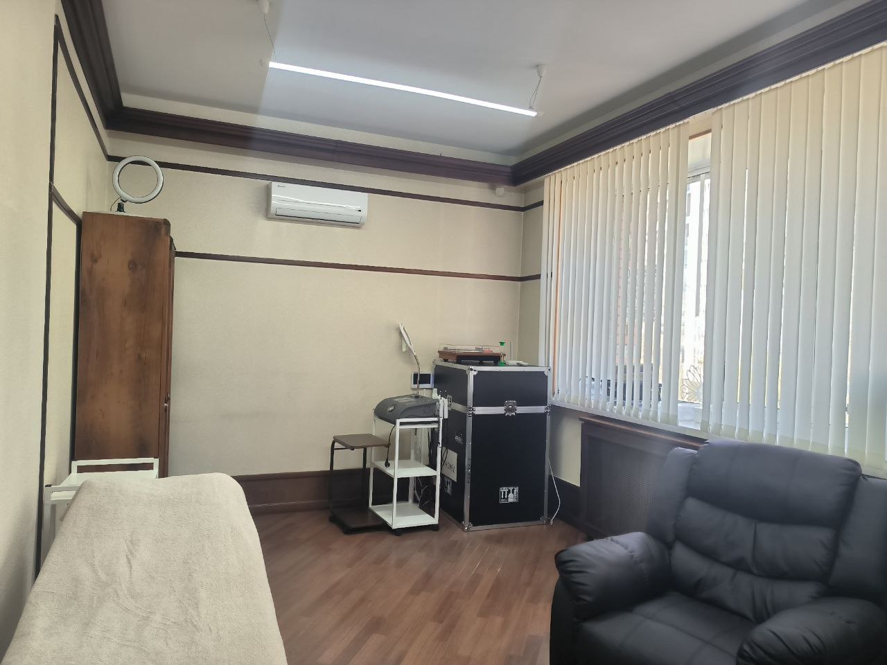 Сдам кабинет в субаренду в действующем салоне - Услуги в Томск