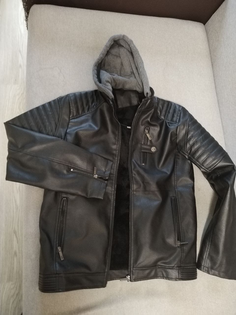 Продам кожаную куртку с капюшоном - Одежда в Калининград
