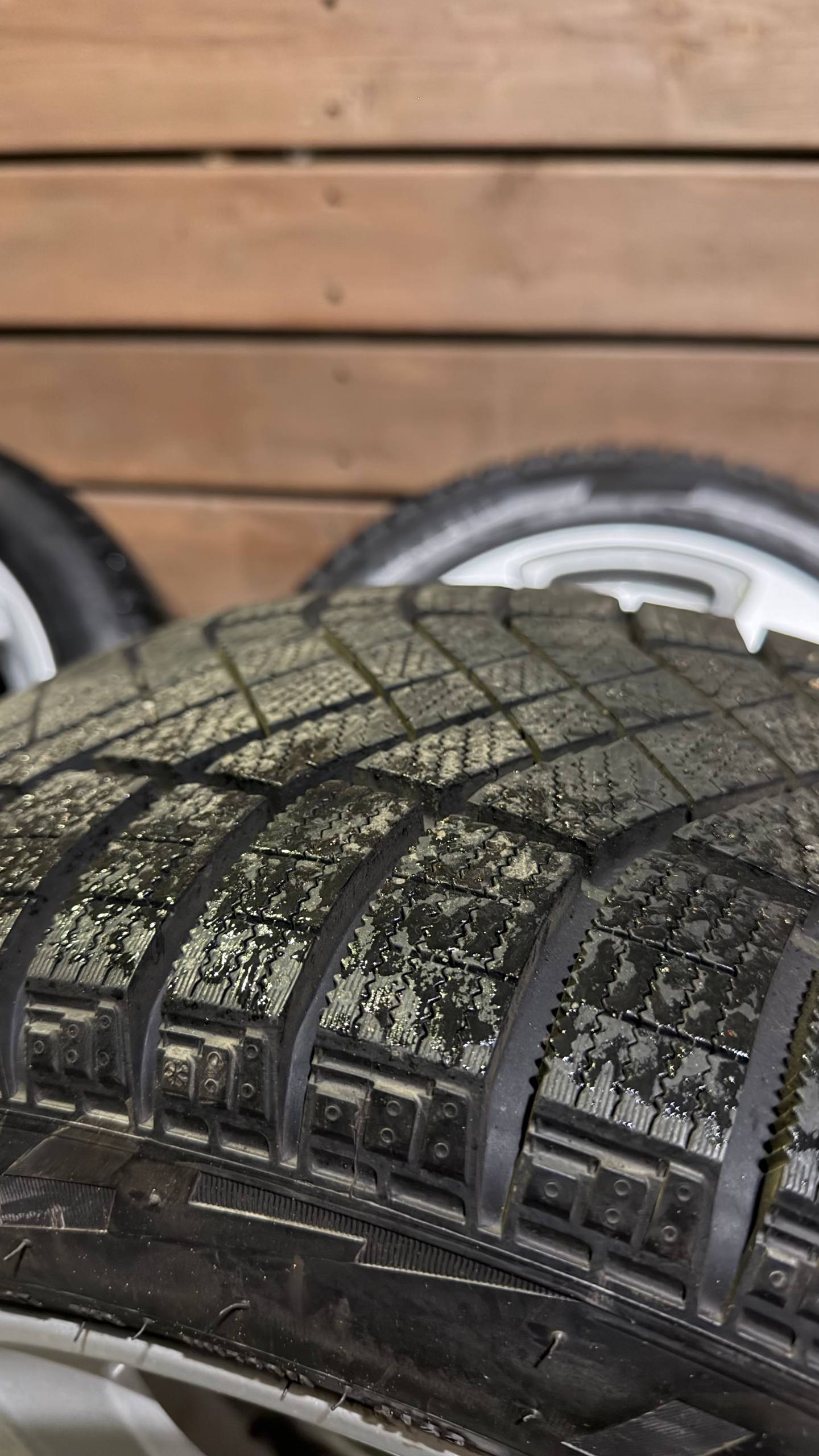 Почти новая резина Pirelli Ice Zero с дисками - Авто в Санкт-Петербург