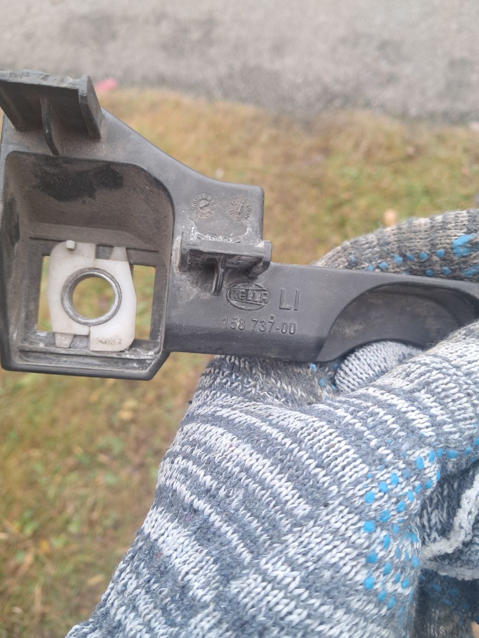 Кронштейны фар нижние оригинал BMW - Запчасти в Санкт-Петербург