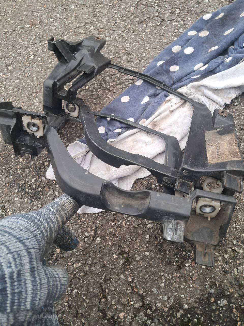 Кронштейны фар нижние оригинал BMW - Запчасти в Санкт-Петербург - фото 4
